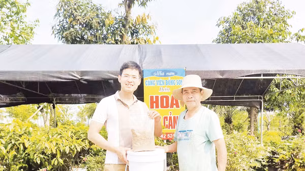 Minh Hiếu (người đứng bên trái) luôn nỗ lực chia sẻ các giải pháp xử lý rác hữu cơ, bảo vệ môi trường. Ảnh VĂN HẢI 