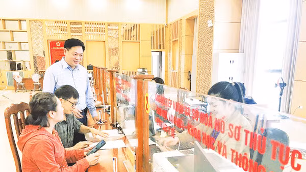 Phường Vạn Xuân chú trọng giải quyết thủ tục hành chính, tạo điều kiện thuận lợi cho người dân và doanh nghiệp. 