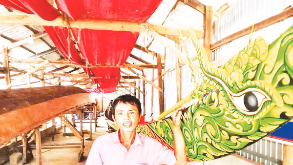 Nghệ nhân Danh Vũ bên chiếc ghe ngo vừa hoàn thiện. (Ảnh nhân vật cung cấp)