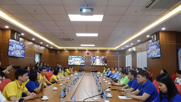 Toàn cảnh Lễ ra quân hưởng ứng Tháng vận động triển khai BHXH toàn dân năm 2026 tại Bảo hiểm xã hội tỉnh Thái Nguyên.