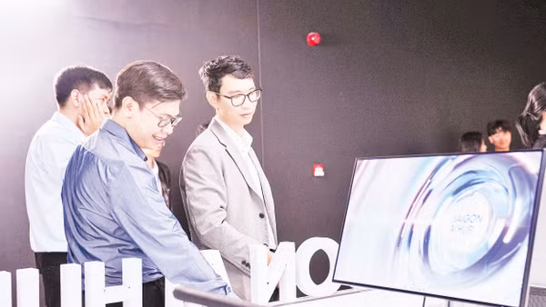 Đại học Quốc gia Thành phố Hồ Chí Minh và VNG Group ra mắt Saigon AI Hub - không gian nghiên cứu trí tuệ nhân tạo mở đầu tiên tại địa phương. Ảnh: SAIH