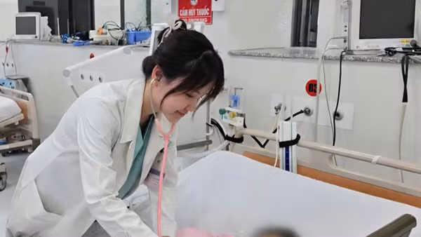 Bệnh nhi tại Côn Đảo được bác sĩ Bệnh viện Nhi Đồng 1 thăm khám.