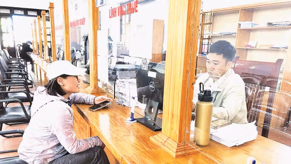 Cán bộ Trung tâm phục vụ hành chính công xã Đức Trọng giải quyết thủ tục hành chính phục vụ người dân. 
