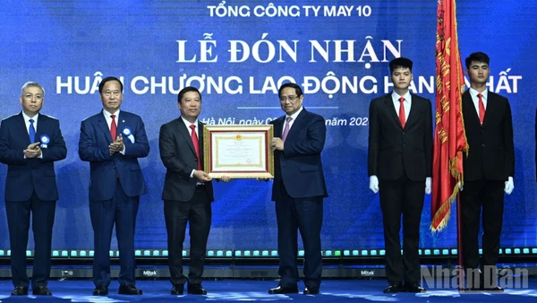 Thủ tướng Phạm Minh Chính trao Huân chương Lao động hạng Nhất cho Tổng công ty May 10.