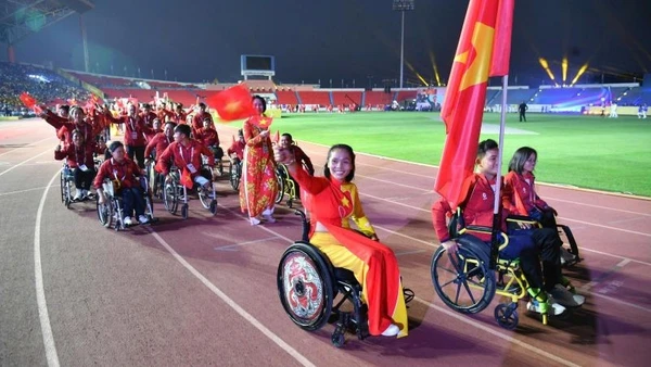Đoàn thể thao người khuyết tật Việt Nam diễu hành tại lễ bế mạc ASEAN Para Games 13.