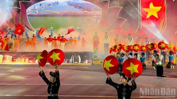 Một tiết mục văn nghệ chào mừng thành công Đại hội Đảng toàn quốc lần thứ XIV. (Ảnh: THANH SƠN)