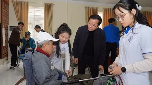 Thăm khám, tư vấn sức khỏe cho các bệnh nhân hạng "đặc biệt" tại Trung tâm Điều dưỡng Thương binh Nghệ An.