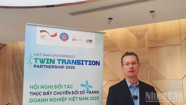 Ông Dennis Quennet, Giám đốc Phát triển kinh tế bền vững, Tổ chức Hợp tác quốc tế Cộng hòa Liên bang Đức (GIZ) chia sẻ về chuyển đổi kép. (Ảnh: HNV)