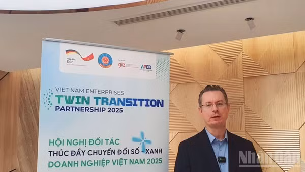 Ông Dennis Quennet, Giám đốc Phát triển kinh tế bền vững, Tổ chức Hợp tác quốc tế Cộng hòa Liên bang Đức (GIZ) chia sẻ về chuyển đổi kép. (Ảnh: HNV)