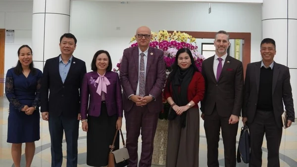 Tiến sĩ Aleksandar (Sasha) Bodiroza chụp ảnh cùng các đại diện, cán bộ Bộ Y tế và UNFPA. (Nguồn: UNFPA)