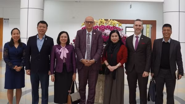 Tiến sĩ Aleksandar (Sasha) Bodiroza chụp ảnh cùng các đại diện, cán bộ Bộ Y tế và UNFPA. (Nguồn: UNFPA)