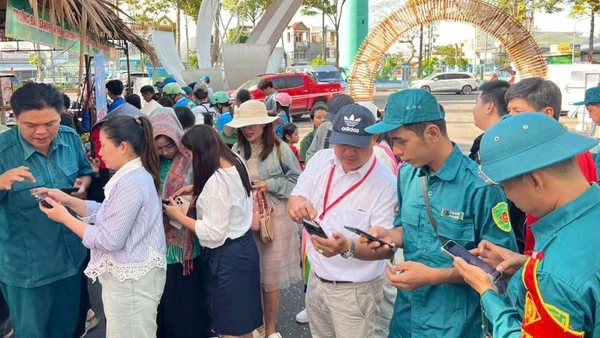 Người dân thực hiện thao tác bình chọn trên điện thoại. (Ảnh: BTC)