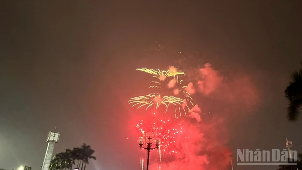 Pháo hoa rực rỡ trên bầu trời Hà Nội, khu vực Sân vận động Mỹ Đình. 