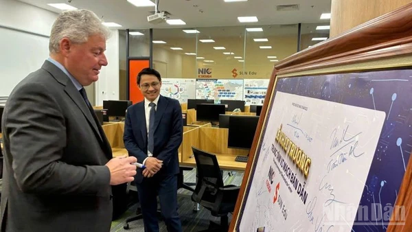 Phó Chủ tịch Tập đoàn ASML (Hà Lan) Eduard Stiphout tại Trung tâm Đổi mới sáng tạo Quốc gia (NIC) - Khu Công nghệ cao Hòa Lạc. (Ảnh: PV)