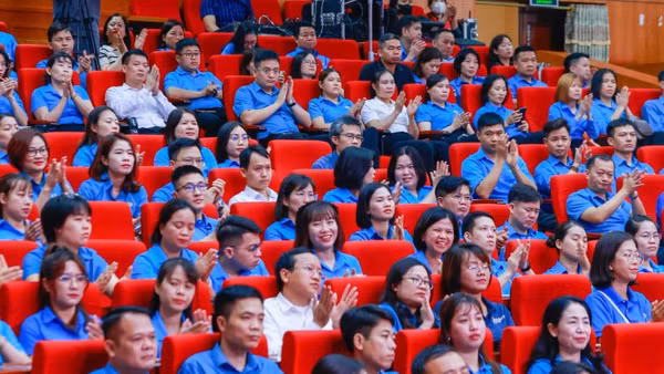 Hơn 400 đại biểu là cán bộ công đoàn, công nhân,người lao động, tham dự hội nghị.