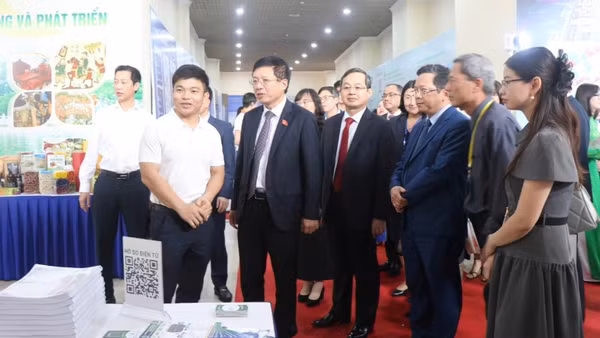 Các đại biểu tham quan gian hàng của các doanh nghiệp tại Diễn đàn. 