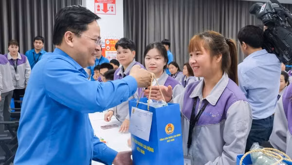 Chủ tịch Tổng Liên đoàn Lao động Việt Nam trao quà, động viên công nhân lao động.
