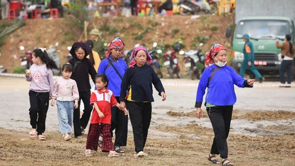 Người dân nô nức tham gia Hội hát Sloong hao và Phiên chợ Xuân vùng cao xã Tân Sơn. 