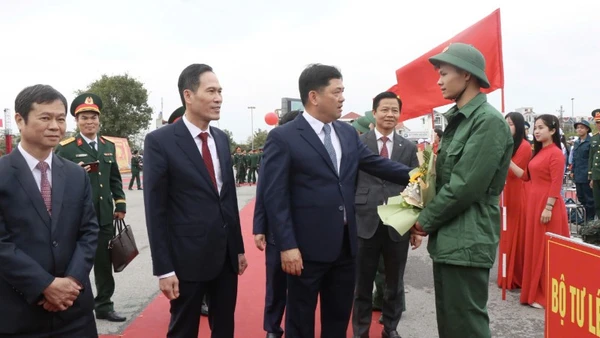Bí thư Tỉnh ủy Bắc Ninh động viên các tân binh lên đường nhập ngũ.