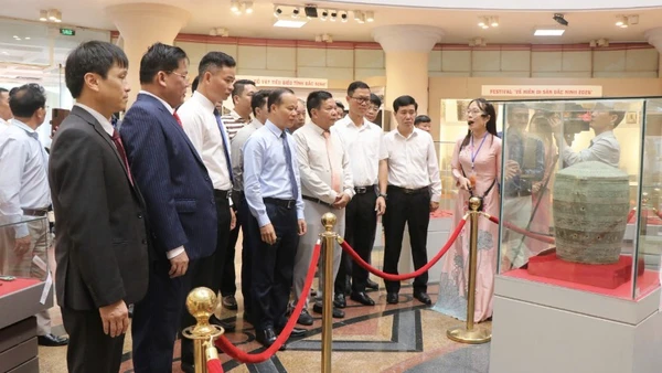 Các đại biểu và du khách tham quan không gian trưng bày.