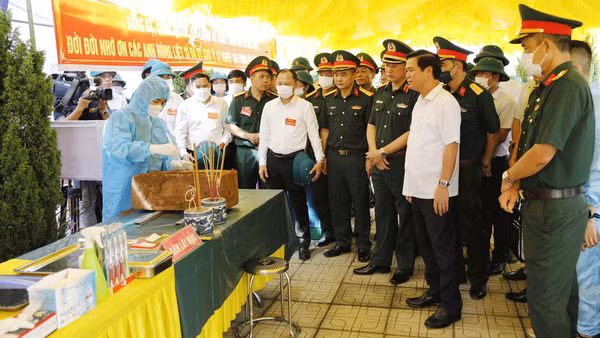 Đoàn công tác kiểm tra quy trình lấy mẫu hài cốt liệt sĩ phục vụ giám định ADN tại Nghĩa trang liệt sĩ Cầu Lồ, xã Bắc Lũng. (Ảnh: Tiến Hưng)