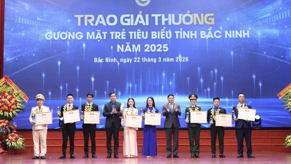Lãnh đạo tỉnh Bắc Ninh và Tỉnh Đoàn chúc mừng các gương mặt trẻ tiêu biểu được vinh danh.