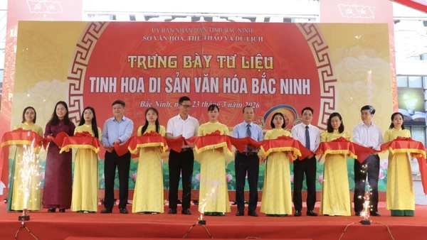 Các đại biểu cắt băng khai mạc không gian trưng bày “Tinh hoa di sản văn hóa Bắc Ninh”.