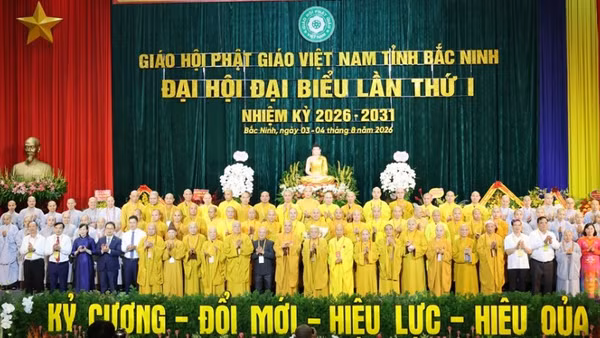 Các đại biểu chụp ảnh kỷ niệm cùng Ban Trị sự Giáo hội Phật giáo tỉnh Bắc Ninh nhiệm kỳ 2026-2031.