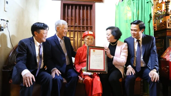 Phó Thủ tướng Phạm Thị Thanh Trà trao Thiếp mừng thọ 100 tuổi của Chủ tịch nước tặng cụ Nguyễn Thị Tuyến.