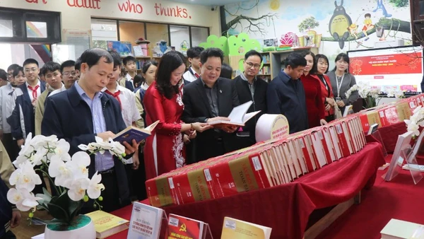 Các đại biểu tham quan Trưng bày sách, báo Xuân Bính Ngọ 2026 tại Thư viện Bắc Ninh số 2.