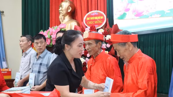 Ban Tổ chức tặng sách tới đại diện các thôn.