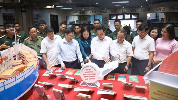 Các đại biểu tham quan không gian trưng bày.