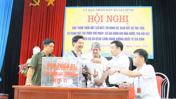 Người dân thôn Thủ Pháp phấn khởi khi nhận kết quả bốc thăm.