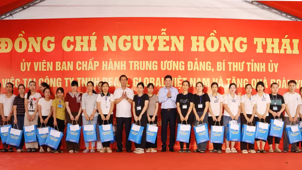 Đoàn công tác thăm, tặng quà động viên công nhân, người lao động Công ty trách nhiệm hữu hạn Pearl Global Việt Nam.