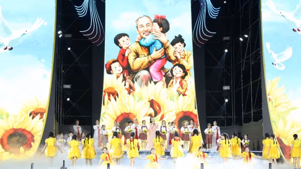 Tiết mục văn nghệ đặc sắc chào mừng Xuân mới tại Bắc Ninh.