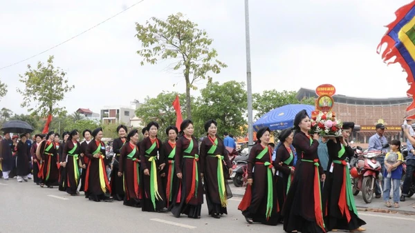 Các liền chị quan họ tham gia rước lễ tại lễ hội đền Vua Bà.