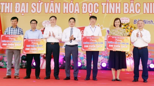 Ban tổ chức trao tặng sách các đơn vị, trường học nhằm khuyến khích, phát triển thói quen đọc sách trong học sinh và cộng đồng.