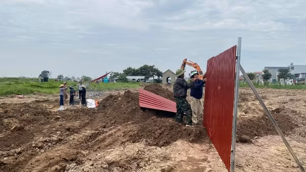 Lực lượng chức năng quây tôn, bảo vệ các phần mộ bị xâm hại.
