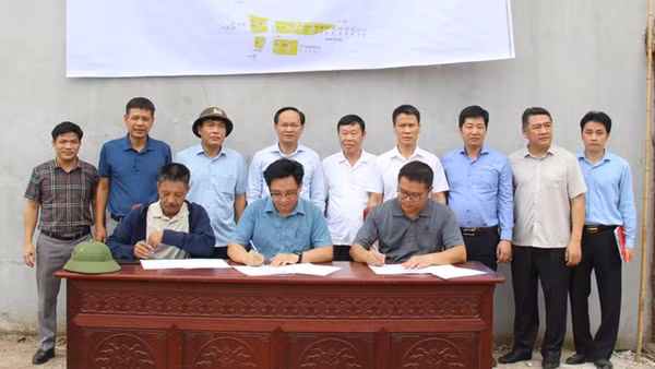 Đại diện lãnh đạo xã Lương Tài, thôn Tử Nê và nhà đầu tư thực hiện ký kết giao nhận toàn bộ diện tích mặt bằng khu vực APEC và đường xuyên tâm của Dự án trước sự chứng kiến của lãnh đạo tỉnh và các đơn vị liên quan.