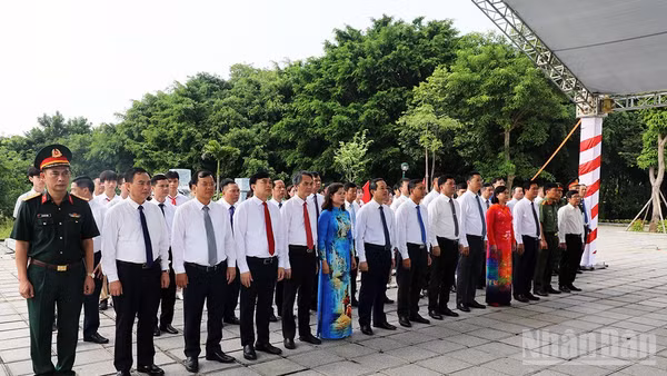 Đoàn đại biểu tỉnh Bắc Ninh dâng hương, dâng hoa tại Tượng đài đồng chí Lê Quang Đạo. (Ảnh A.T)