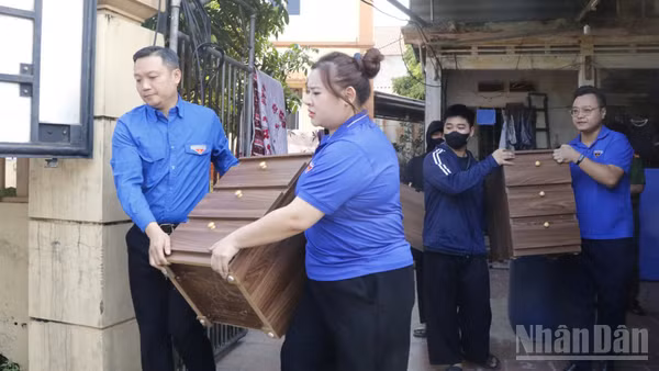Các lực lượng tình nguyện tham gia hỗ trợ người dân di dời. (Ảnh: A.T)