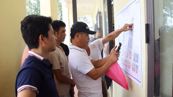 Người dân kiểm tra vị trí khu đất được giao trên bản đồ sau khi bốc thăm.