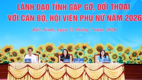 Các đồng chí chủ trì hội nghị.
