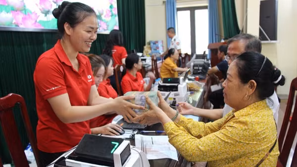 Người dân Đổng Lâm nhận tiền bồi thường, hỗ trợ, tái định cư.