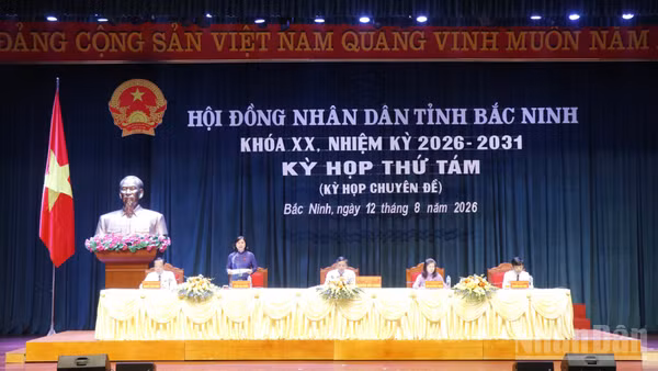 Các đồng chí chủ tọa điều hành kỳ họp. (Ảnh: A.T)