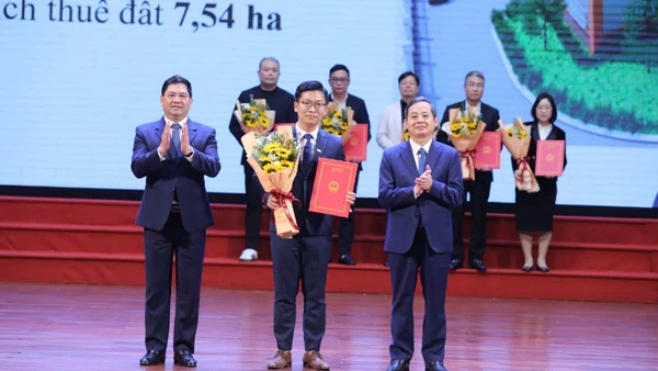 Bí thư Tỉnh ủy Bắc Ninh Nguyễn Hồng Thái và Chủ tịch Ủy ban nhân dân tỉnh Phạm Hoàng Sơn trao Quyết định chấp thuận chủ trương đầu tư dự án hạ tầng khu công nghiệp.