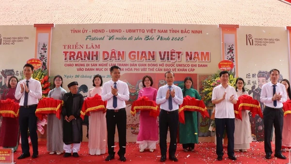 Các đại biểu cắt băng khai mạc triển lãm.