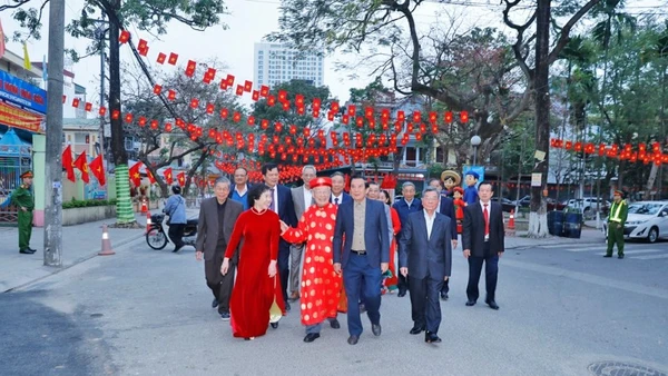 Cử tri phường Kinh Bắc nô nức đi bầu cử.