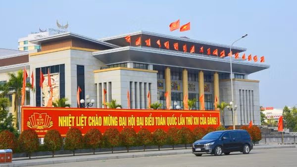 Quảng trường 3/2 tại phường Bắc Giang rực rỡ sắc màu với cờ, pano, khẩu hiệu chào mừng Đại hội Đảng toàn quốc lần thứ XIV.