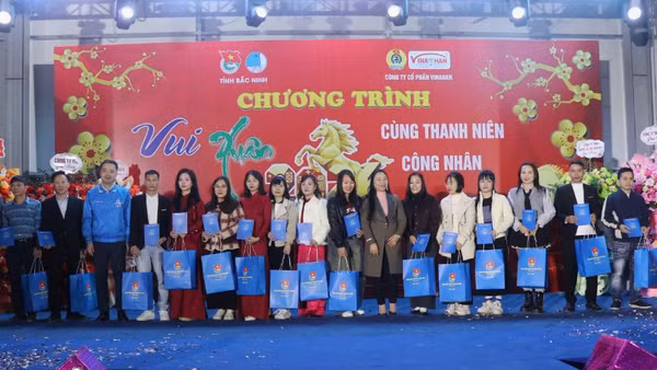 Ban Tổ chức trao quà tặng thanh niên công nhân có hoàn cảnh khó khăn, thanh niên công nhân hoàn thành xuất sắc nhiệm vụ.